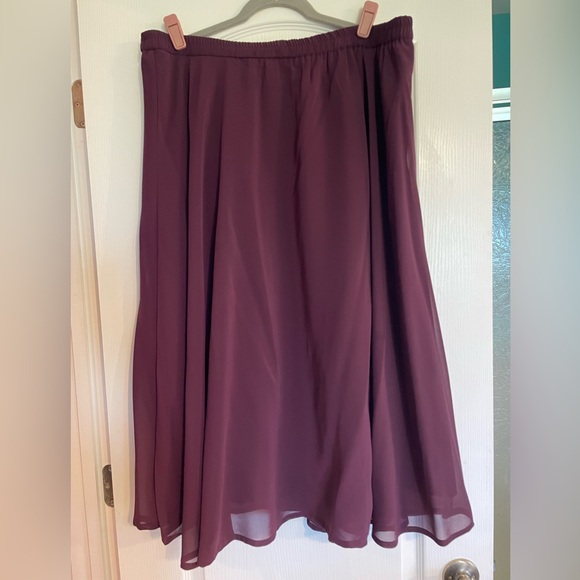 Formal burgundy beaded top and chiffon skirt - Picture 5 of 12